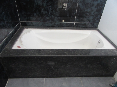 13) Li Id 231 - Third Floor East Face Duplex House Hot Bath Tub.JPG